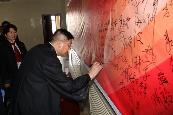 杨家君会长在倡议书上签名
